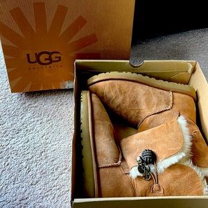 Selling a brand new pair of UGG boots!